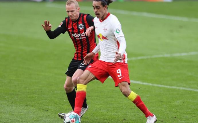 Frankfurts Sebastian Rode und Leipzigs Yussuf Poulsen (r) im Zweikampf um den Ball. Foto: Jan Woitas/dpa