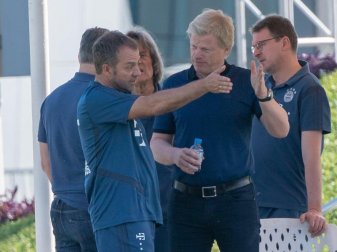 Bayern-Trainer Hansi Flick (l) und Oliver Kahn während einer Trainingseinheit in Katar. Foto: Peter Kneffel/dpa