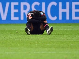 Nadiem Amiri und Bayer Leverkusen wirken nach der Niederlage gegen Bielefeld ratlos. Foto: Ina Fassbender/AFP-Pool/dpa Nadiem Amiri und Bayer Leverkusen wirken nach der Niederlage gegen Bielefeld ratlos. Foto: Ina Fassbender/AFP-Pool/dpa