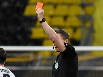 Die Schiedsrichter werden in der Corona-Krise von den Spielern mehr beachtet. Foto: Bernd Thissen/dpa