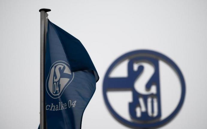 Eine einflussreiche Gruppe soll eine komplette Neubesetzung der Führungsebene des schwer kriselnden FC Schalke 04 anstreben. Foto: Fabian Strauch/dpa