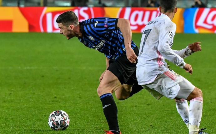 Robin Gosens (l.) im Zweikampf mit Lucas Vazquez