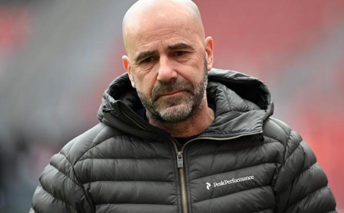 Hat «ein bisschen Angst», wenn die Spieler von Bayer Leverkusen auf Reisen gehen: Trainer Peter Bosz. Foto: Ina Fassbender/AFP-Pool/dpa
