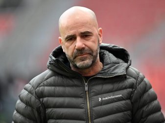 Hat «ein bisschen Angst», wenn die Spieler von Bayer Leverkusen auf Reisen gehen: Trainer Peter Bosz. Foto: Ina Fassbender/AFP-Pool/dpa Hat «ein bisschen Angst», wenn die Spieler von Bayer Leverkusen auf Reisen gehen: Trainer Peter Bosz. Foto: Ina Fassbender/AFP-Pool/dpa