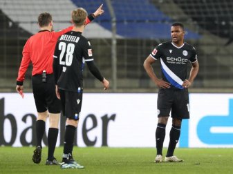 Schiedsrichter Markus Schmidt zeigt Bielefelds Abwehrspieler Nathan de Medina (r) nach der Roten Karte, das Spielfeld zu verlassen. Foto: Friso Gentsch/dpa Schiedsrichter Markus Schmidt zeigt Bielefelds Abwehrspieler Nathan de Medina (r) nach der Roten Karte, das Spielfeld zu verlassen. Foto: Friso Gentsch/dpa