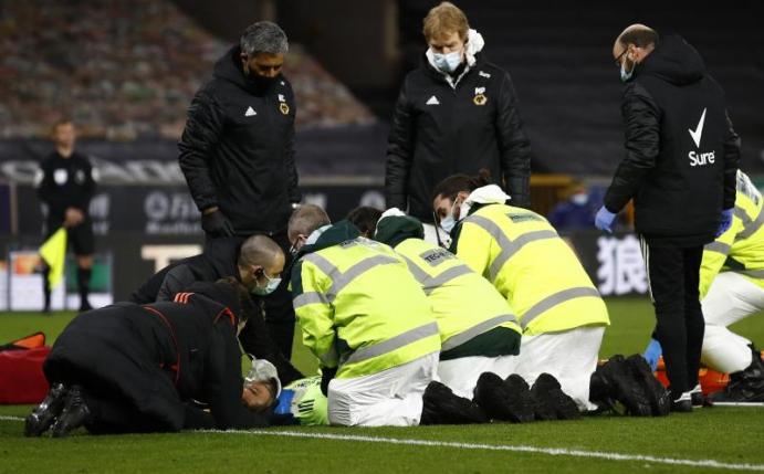 Rui Patricio liegt verletzt am Boden und wird medizinisch betreut. Foto: Jason Cairnduff/PA Wire/dpa