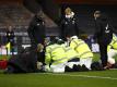 Rui Patricio liegt verletzt am Boden und wird medizinisch betreut. Foto: Jason Cairnduff/PA Wire/dpa
