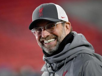 Liverpools Trainer Jürgen Klopp stellt klar, dass er seinen bis Mitte 2024 laufenden Kontrakt bei den Reds «definitiv» erfüllen wird. Foto: Marton Monus/dpa