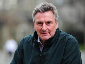 Der ehemaliger Fußball-Nationalspieler Dieter Müller war 1977 Torschützenkönig mit 34 Treffern für den 1. FC Köln. Foto: Daniel Reinhardt/dpa Der ehemaliger Fußball-Nationalspieler Dieter Müller war 1977 Torschützenkönig mit 34 Treffern für den 1. FC Köln. Foto: Daniel Reinhardt/dpa