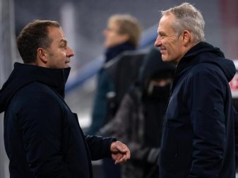 Hansi Flick (l) traut Christian Streich den Bundestrainer-Posten zu. Foto: Sven Hoppe/dpa