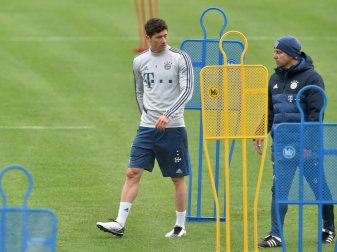 Trainer Flick (r.) will nicht auf Lewandowski verzichten Trainer Flick (r.) will nicht auf Lewandowski verzichten
