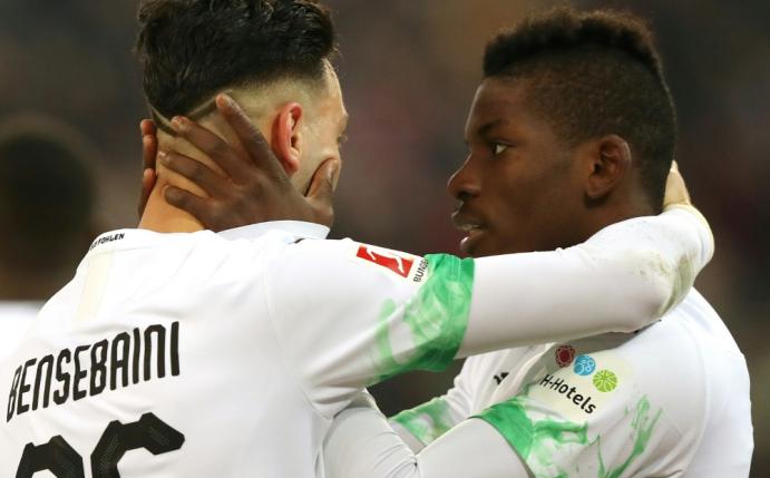 Gladbachs Ramy Bensebaini (l.) und Breel Embolo