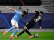 Manchester Citys Riyad Mahrez und Gladbachs Ramy Bensebaini (r) kämpfen um den Ball. Foto: Marton Monus/dpa