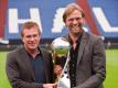 Jürgen Klopp (r), 2011 als BVB-Trainer, und Ralf Rangnick, damals Cheftcoach beim FC Schalke 04, bei der Pk zum Supercup. Foto: picture alliance / dpa