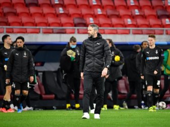 Am Samstag muss Gladbachs Trainer Marco Rose (M) mit seinem Team beim FC Schalke 04 antreten. Foto: Marton Monus/dpa Am Samstag muss Gladbachs Trainer Marco Rose (M) mit seinem Team beim FC Schalke 04 antreten. Foto: Marton Monus/dpa