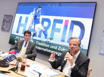 Ulrich Paetzel (l) und Frank Haberzettel sind die Sprecher der Initiative «FC Schalke 04 - Tradition und Zukunft». Foto: Roland Weihrauch/dpa Ulrich Paetzel (l) und Frank Haberzettel sind die Sprecher der Initiative «FC Schalke 04 - Tradition und Zukunft». Foto: Roland Weihrauch/dpa