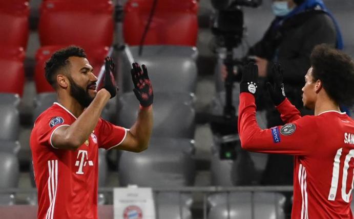 Münchens Torschütze Eric Maxim Choupo-Moting (l) feiert das Tor zum 2:0 mit Leroy Sane. Foto: Sven Hoppe/dpa