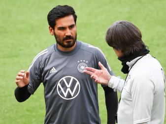 Bundestrainer Joachim Löw (r) im Gespräch mit Ilkay Gündogan. Foto: Christian Charisius/dpa Bundestrainer Joachim Löw (r) im Gespräch mit Ilkay Gündogan. Foto: Christian Charisius/dpa