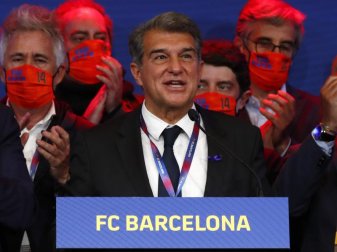 Joan Laporta (M) hat beim krisenerschütterten FC Barcelona wieder das Sagen. Foto: Joan Monfort/AP/dpa Joan Laporta (M) hat beim krisenerschütterten FC Barcelona wieder das Sagen. Foto: Joan Monfort/AP/dpa