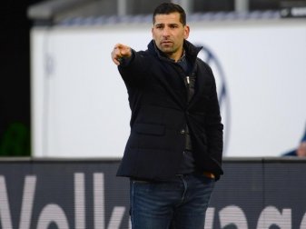 Schalke-Trainer Dimitrios Grammozis trifft mit seinem Team auf Borussia Mönchengladbach. Foto: Swen Pförtner/dpa Schalke-Trainer Dimitrios Grammozis trifft mit seinem Team auf Borussia Mönchengladbach. Foto: Swen Pförtner/dpa