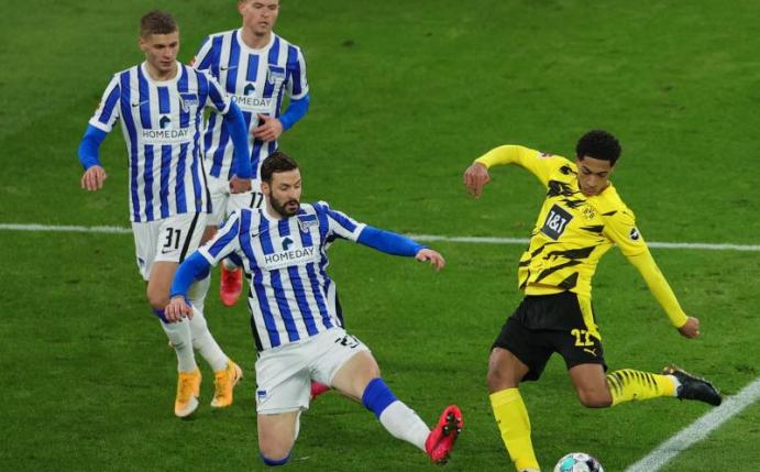 Jude Bellingham (r) steht bei Borussia Dortmund unter Vertrag. Foto: Friedemann Vogel/EPA-Pool/dpa