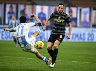 Inter Mailands Stefan de Vrij (r) hat sich mit dem Coronavirus infiziert. Foto: Piero Cruciatti/LaPresse via ZUMA Press/dpa Inter Mailands Stefan de Vrij (r) hat sich mit dem Coronavirus infiziert. Foto: Piero Cruciatti/LaPresse via ZUMA Press/dpa