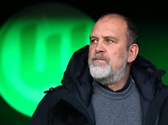 Wolfsburgs Geschäftsführer Jörg Schmadtke hat sich mit dem Coronavirus infiziert. Foto: Ronny Hartmann/dpa Wolfsburgs Geschäftsführer Jörg Schmadtke hat sich mit dem Coronavirus infiziert. Foto: Ronny Hartmann/dpa