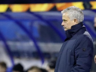 José Mourinho steht nachdenklich am Spielfeldrand. Foto: Darko Bandic/AP/dpa José Mourinho steht nachdenklich am Spielfeldrand. Foto: Darko Bandic/AP/dpa
