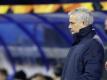 José Mourinho steht nachdenklich am Spielfeldrand. Foto: Darko Bandic/AP/dpa