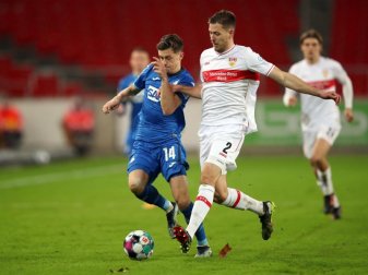 Waldemar Anton (M.) wollte früher statt Fußball eigentlich erst Karate machen. Foto: Tom Weller/dpa Waldemar Anton (M.) wollte früher statt Fußball eigentlich erst Karate machen. Foto: Tom Weller/dpa