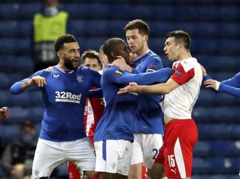 Glasgows Glen Kamara (2.v.l) wird von Teamkollegen zurückgehalten, als er gegen Ende des Spiels vom Prager Ondrej Kudela mutmaßlich rassistisch beleidigt wurde. Foto: Andrew Milligan/PA/dpa Glasgows Glen Kamara (2.v.l) wird von Teamkollegen zurückgehalten, als er gegen Ende des Spiels vom Prager Ondrej Kudela mutmaßlich rassistisch beleidigt wurde. Foto: Andrew Milligan/PA/dpa