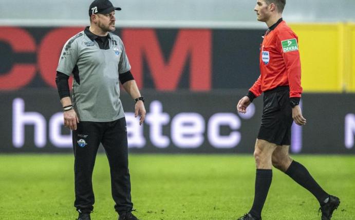 Paderborns Trainer Steffen Baumgart (l) regt sich über Schiedsrichter Harm Osmers auf. Foto: David Inderlied/dpa