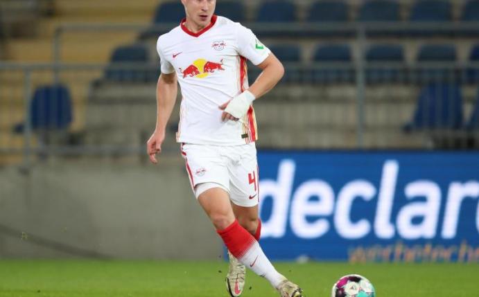 Kam gegen Arminia Bielefeld immer wieder an den Ball und insgesamt zu 163 Pässen: Willi Orban von RB Leipzig in Aktion. Foto: Friso Gentsch/dpa