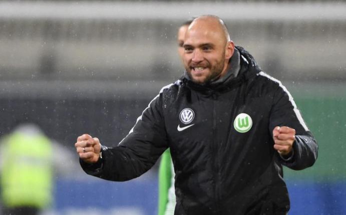 Steht mit Wolfsburgs Fußball-Frauen im Pokal-Halbfinale: VfL-Coach Stefan Lerch. Foto: Hermann Hay/Citypress24/dpa