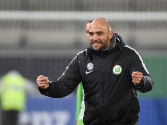 Steht mit Wolfsburgs Fußball-Frauen im Pokal-Halbfinale: VfL-Coach Stefan Lerch. Foto: Hermann Hay/Citypress24/dpa Steht mit Wolfsburgs Fußball-Frauen im Pokal-Halbfinale: VfL-Coach Stefan Lerch. Foto: Hermann Hay/Citypress24/dpa