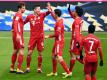 Torjäger Robert Lewandowski (2.v.l) war der gefeierte Mann beim Bayern-Sieg gegen Stuttgart. Foto: Matthias Balk/dpa POOL/dpa