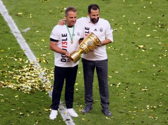Eigentlich haben sich alle lieb beim FC Bayern München: Trainer Hansi Flick (l) und Sportdirektor Hasan Salihamidzic. Foto: Ronald Wittek/epa/Pool/dpa Eigentlich haben sich alle lieb beim FC Bayern München: Trainer Hansi Flick (l) und Sportdirektor Hasan Salihamidzic. Foto: Ronald Wittek/epa/Pool/dpa