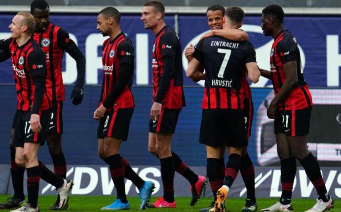 Mit dem 5:2-Sieg über Union Berlin ist die Eintracht der Königsklasse einen Schritt näher gekommen: Frankfurts Spieler jubeln. Foto: Uwe Anspach/dpa