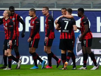 Mit dem 5:2-Sieg über Union Berlin ist die Eintracht der Königsklasse einen Schritt näher gekommen: Frankfurts Spieler jubeln. Foto: Uwe Anspach/dpa Mit dem 5:2-Sieg über Union Berlin ist die Eintracht der Königsklasse einen Schritt näher gekommen: Frankfurts Spieler jubeln. Foto: Uwe Anspach/dpa