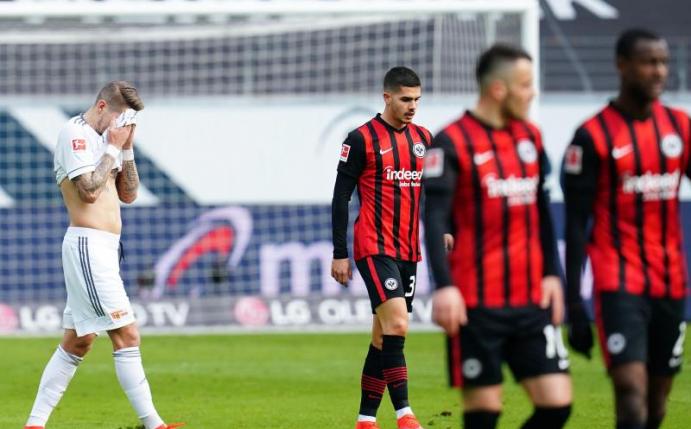 Unions Mittelfeldspieler Robert Andrich (l) hadert mit seinem Eigentor im Spiel gegen Eintracht Frankfurt. Foto: Uwe Anspach/dpa