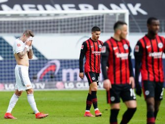 Unions Mittelfeldspieler Robert Andrich (l) hadert mit seinem Eigentor im Spiel gegen Eintracht Frankfurt. Foto: Uwe Anspach/dpa Unions Mittelfeldspieler Robert Andrich (l) hadert mit seinem Eigentor im Spiel gegen Eintracht Frankfurt. Foto: Uwe Anspach/dpa