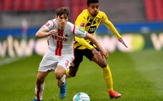 Der Dortmunder Ansgar Knauff (r) feierte sein Bundesliga-Debüt in Köln. Foto: Marius Becker/dpa-Pool/dpa