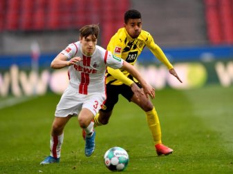 Der Dortmunder Ansgar Knauff (r) feierte sein Bundesliga-Debüt in Köln. Foto: Marius Becker/dpa-Pool/dpa Der Dortmunder Ansgar Knauff (r) feierte sein Bundesliga-Debüt in Köln. Foto: Marius Becker/dpa-Pool/dpa