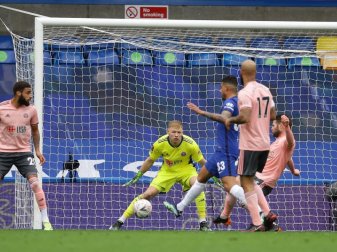 Ein Eigentor von Sheffields Oliver Norwood (r, vor Tor) ebnete dem FC Chelsea den Einzug ins Pokal-Halbfinale. Foto: David Klein/CSM via ZUMA Wire/dpa Ein Eigentor von Sheffields Oliver Norwood (r, vor Tor) ebnete dem FC Chelsea den Einzug ins Pokal-Halbfinale. Foto: David Klein/CSM via ZUMA Wire/dpa