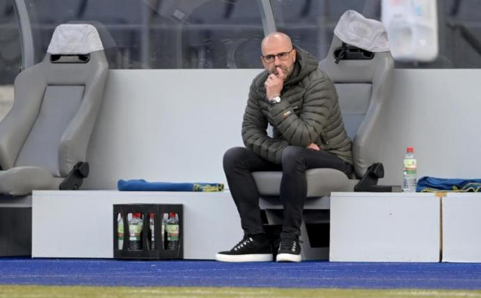 Will auch gegen Schalke auf Bayers Bank setzten: Trainer Peter Bosz. Foto: Soeren Stache/dpa-Zentralbild/Pool/dpa