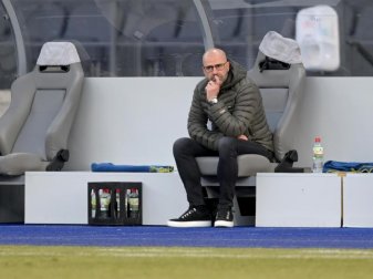 Will auch gegen Schalke auf Bayers Bank setzten: Trainer Peter Bosz. Foto: Soeren Stache/dpa-Zentralbild/Pool/dpa Will auch gegen Schalke auf Bayers Bank setzten: Trainer Peter Bosz. Foto: Soeren Stache/dpa-Zentralbild/Pool/dpa