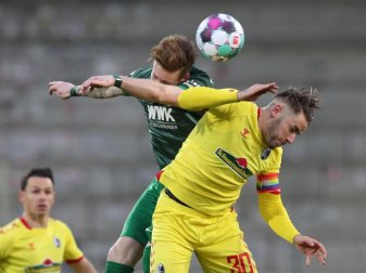 Gelb statt rot: Der Freiburgs (rechts Christian Günter) trat gegen den FC Augsburg in den Auswärtsfarben an. Foto: Tom Weller/dpa Gelb statt rot: Der Freiburgs (rechts Christian Günter) trat gegen den FC Augsburg in den Auswärtsfarben an. Foto: Tom Weller/dpa