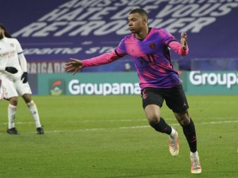 Traf beim PSG-Sieg in Lyon doppelt: Kylian Mbappé. Foto: Laurent Cipriani/AP/dpa Traf beim PSG-Sieg in Lyon doppelt: Kylian Mbappé. Foto: Laurent Cipriani/AP/dpa