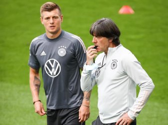 Versammelt seine Nationalspieler in Düsseldorf: Bundestrainer Joachim Löw (r). Foto: Christian Charisius/dpa
