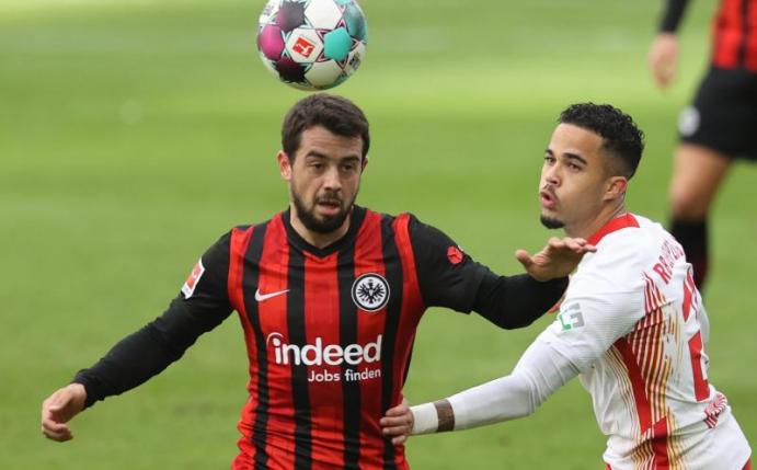 Amin Younes (l) hat nach seiner DFB-Nominierung mehr Vertrauen in dribbelstarke Spielertypen wie ihn selbst angemahnt. Foto: Jan Woitas/dpa-Zentralbild/dpa